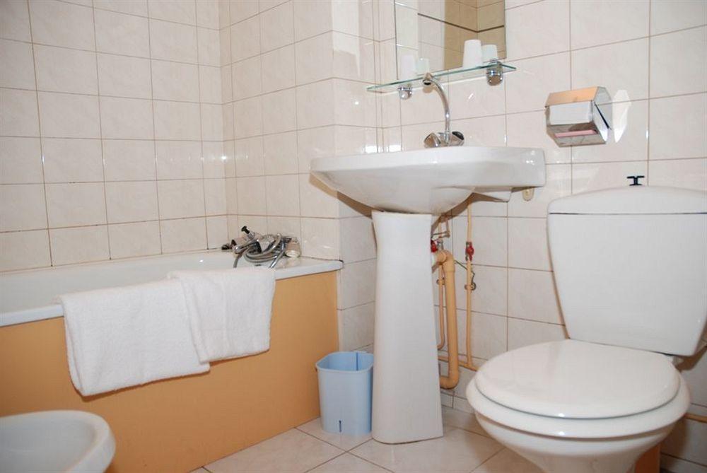 Le Cheval Noir Hotel Paris פנטן מראה חיצוני תמונה